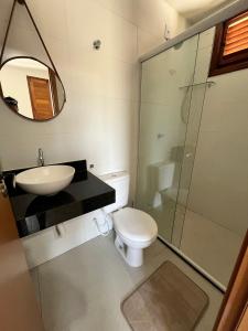 un bagno con wc, lavandino e doccia di Casa Átina - Atins ad Atins