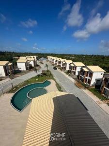 vista aerea di un quartiere residenziale con piscina di Casa Átina - Atins ad Atins