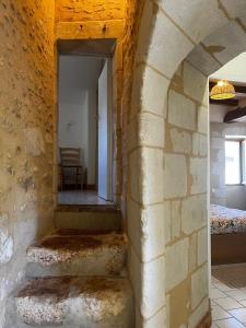 Una entrada a una habitación con escaleras en un edificio. en La Belle Tuffière, en Montreuil-Bellay