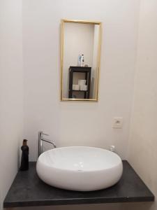 a bathroom with a white sink and a mirror at Tomorrowlandhome Boom in Boom