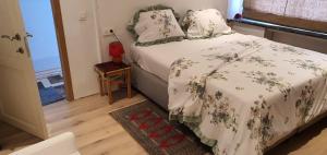 a bedroom with a bed with a floral bedspread at Tomorrowlandhome Boom in Boom +13 photos