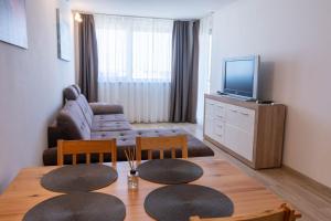 Televízia a/alebo spoločenská miestnosť v ubytovaní Seaforth Apartment