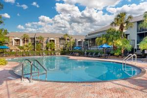 una gran piscina frente a un resort en Parkway International Resort, en Orlando