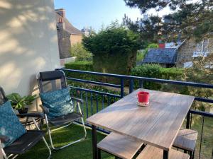 Μπαλκόνι ή βεράντα στο Au calme, 100m plage Écluse, balcon, box garage, Wifi