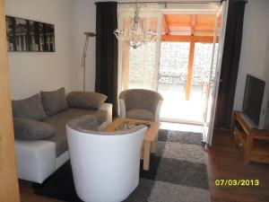 ein Wohnzimmer mit einem Sofa und einem Tisch in der Unterkunft Ferienhaus "Harmonie" in Rotenburg an der Fulda