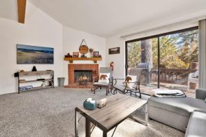 ein Wohnzimmer mit Couch und Kamin in der Unterkunft Restmoore #2425 in Big Bear Lake