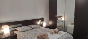 ein Hotelzimmer mit zwei Betten und einem Spiegel in der Unterkunft As pitas 2 in Tapia de Casariego
