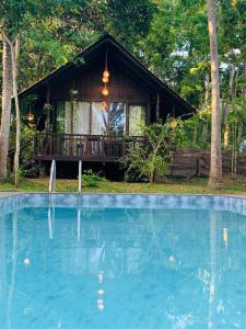 Bazén v ubytování Coconut Tree House nebo v jeho okolí