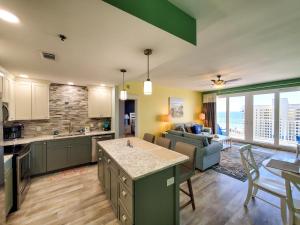 Cuisine ou kitchenette dans l'établissement Laketown Wharf 911 - Luxury at the Wharf
