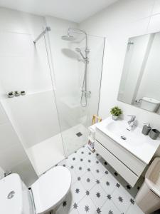 a bathroom with a shower and a toilet and a sink at Apartamento comedia in Sanlúcar de Barrameda +11 photos