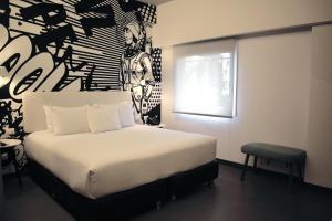 Rúm í herbergi á Radisson RED Miraflores