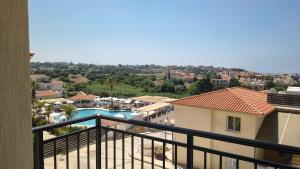 a view of a pool from a balcony of a resort at Ferienwohnung mit Meerblick in Khlorakas