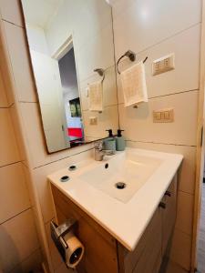 a bathroom with a sink and a mirror at Macu arriendo Pucón in Pucón