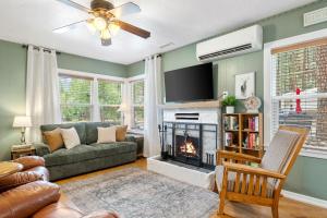 Μια τηλεόραση ή/και κέντρο ψυχαγωγίας στο Prescott Pine Mtn Cabin2mi To Whisky Rowsleeps 6