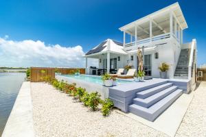 サン・ペドロにあるCanalfront Retreat and Pool Club at Mahogany Bayのスイミングプール付きの家