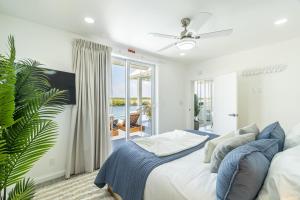 サン・ペドロにあるCanalfront Retreat and Pool Club at Mahogany Bayのベッドと天井扇風機のある寝室 +19枚の写真