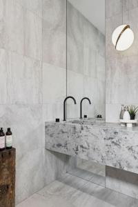 Koupelna v ubytování The Modern Comfort Home + 46 fotografií