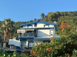 a blue and white house with a balcony at Sunnyhomes Vrachos in Vráchos