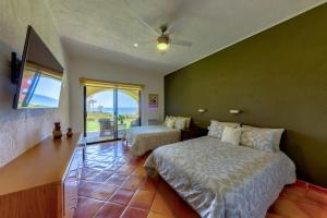 Un pat sau paturi într-o cameră la Los Cabos, Casa del Mar condo, amazing beach view +33 fotografii