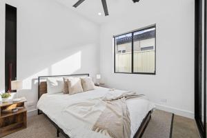 Postel nebo postele na pokoji v ubytování The Modern Comfort Home