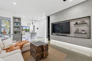 TV a/nebo společenská místnost v ubytování The Modern Comfort Home