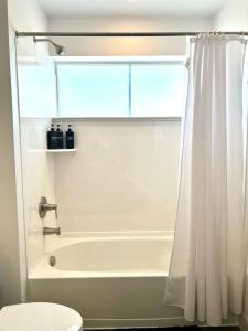 Koupelna v ubytování Beehive Getaway + 23 fotografií