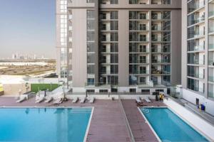 Bazén v ubytování Creek Vistas - Elegant One Bedroom in Meydan nebo v jeho okolí