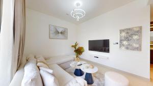 TV a/nebo společenská místnost v ubytování Creek Vistas - Elegant One Bedroom in Meydan