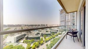 Balkón nebo terasa v ubytování Creek Vistas - Elegant One Bedroom in Meydan
