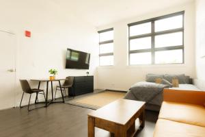 un salon avec un canapé et une table dans l'établissement Above The Roots - Elegant and Bright Studio Stay, à Washington