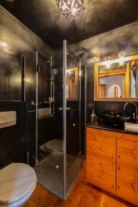Koupelna v ubytování Das Kitz - deLuxe Chalet Valerie + 22 fotografií