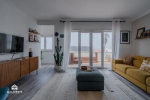 Imagen de la galería de Seaside Santa Cruz- Beachfront Apt 3 BDR with BBQ, en Silveira