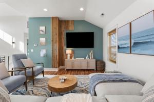 斩魔山Work Trip的客厅里有一张沙发和一台电视