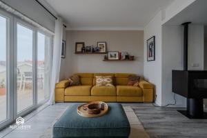 Imagen de la galería de Seaside Santa Cruz- Beachfront Apt 3 BDR with BBQ, en Silveira