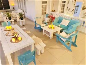 a living room with blue and white furniture at Group Accommodation Jan Thiel Curaçao in Willemstad