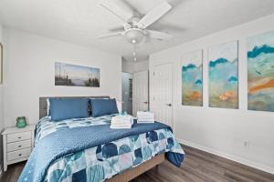 a bedroom with a bed and a ceiling fan at Contemporary Bungalow / West End PCB / Available NOW! / Perfect for Family in Sunnyside