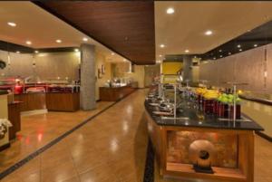 DoubleTree by Hilton Hotel Orlando at SeaWorld的厨房或小厨房