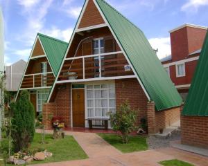 ein großes Haus mit einem Gründach in der Unterkunft Cabañas Las Brisas in Puerto Madryn