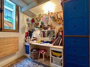 a home office with a desk and bookshelves at LE JOSÉPHINE - Havre de paix proche Paris in Montreuil