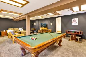 Biliár nebo kulečník v ubytování The Birdhouse #2529