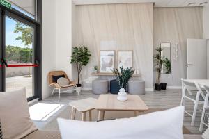 una sala de estar con una mesa y sillas en Picasso 2 Skyline, en Málaga