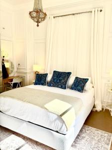A bed or beds in a room at VILLA MARRONE - Relais -