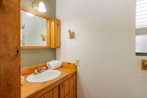een badkamer met een wastafel en een spiegel bij Kelley's Kabin #290 in Big Bear Lake