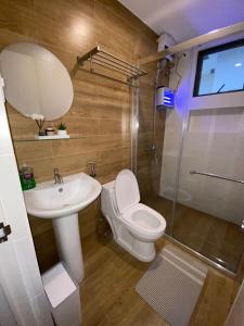 un bagno con wc, lavandino e doccia di Tagaytay Guesthouse 2Br near Twin Lakes ad Alfonso