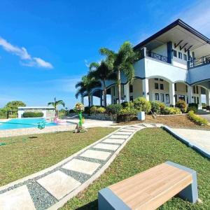 una villa con giardino e piscina di Tagaytay Guesthouse 2Br near Twin Lakes ad Alfonso