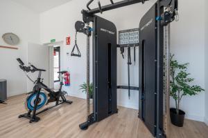 un gimnasio con cintas de correr y bicicletas estáticas en Picasso 2 Skyline, en Málaga