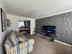 TV a/nebo společenská místnost v ubytování Chester House, Comfortable detached family home