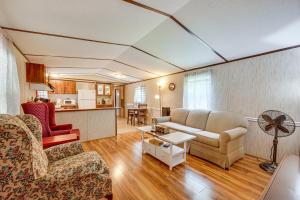 una sala de estar con un sofá y una mesa en 3 Mi to Badin Lake Quiet New London Retreat, en Eldorado
