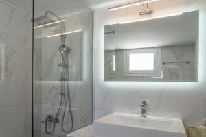 Ένα μπάνιο στο The White House minimal apartments +35 φωτογραφίες