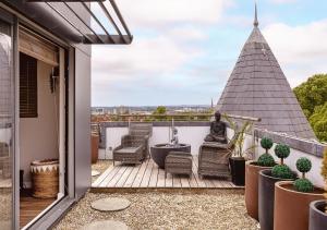 レスターにあるThe Divine Penthouse Luxuryの屋根に植物を植えたバルコニー